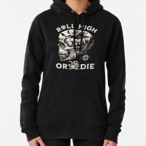 Dungeons and Dragons Roll High or Die Party fighting dragons in a Skull Scene Pullover Hoodie